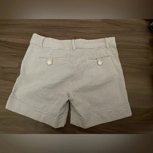 Jennifer and Grace seersucker cuffed gray and white Womens shorts size 8 - Picture 3 of 6